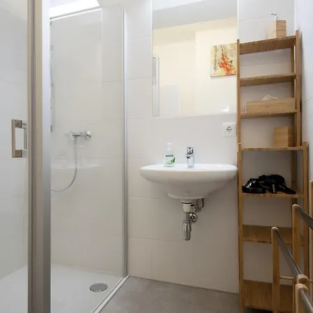 City-apartment Lendviertel - Private Parking Garage Apartman *