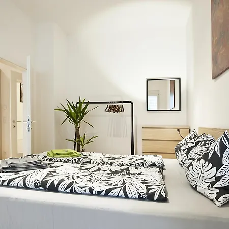 City-apartment Lendviertel - Private Parking Garage Apartman *